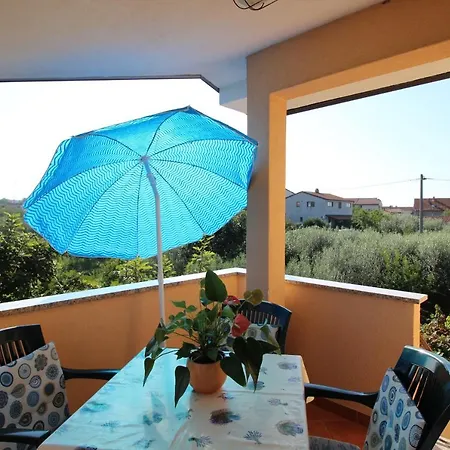 Apartment Alma A4 *